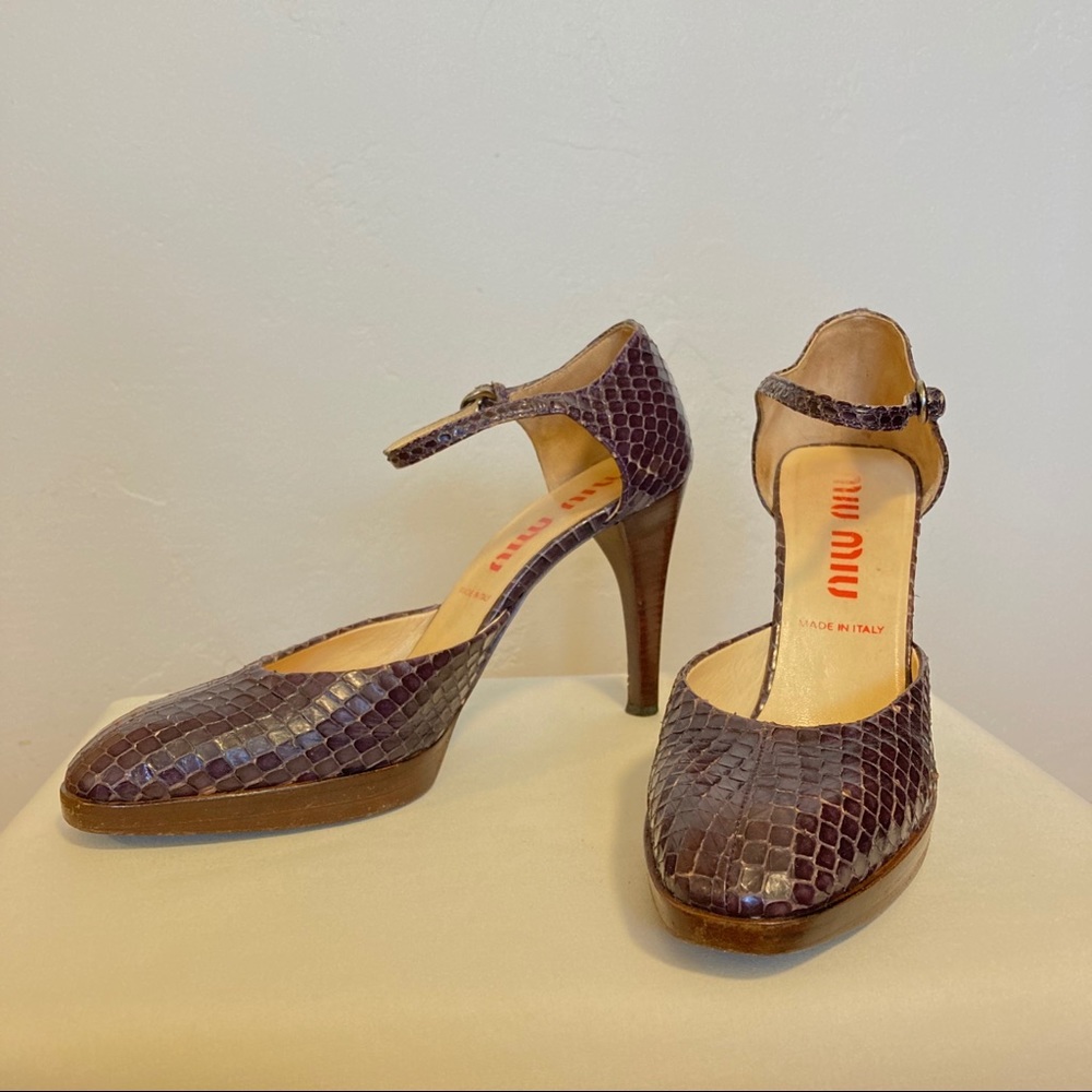 Miu miu purple snakeskin retro pumps 38